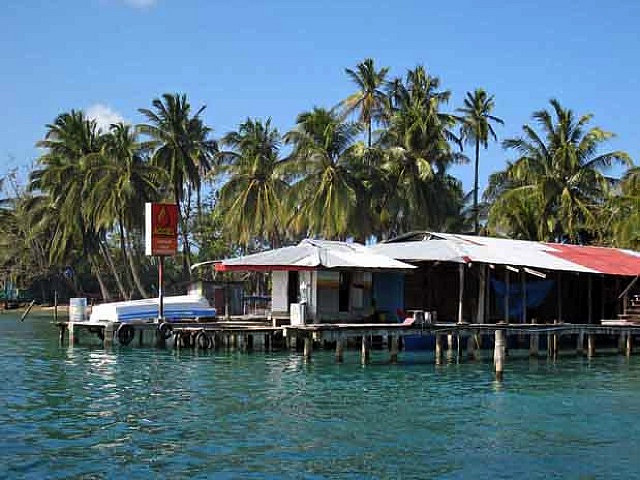 Panama_boat_gas_station